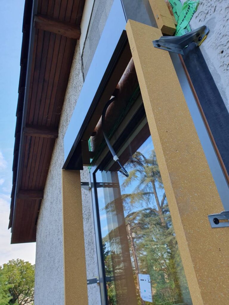 Pose des brise-soleil dans l'isolation extérieure